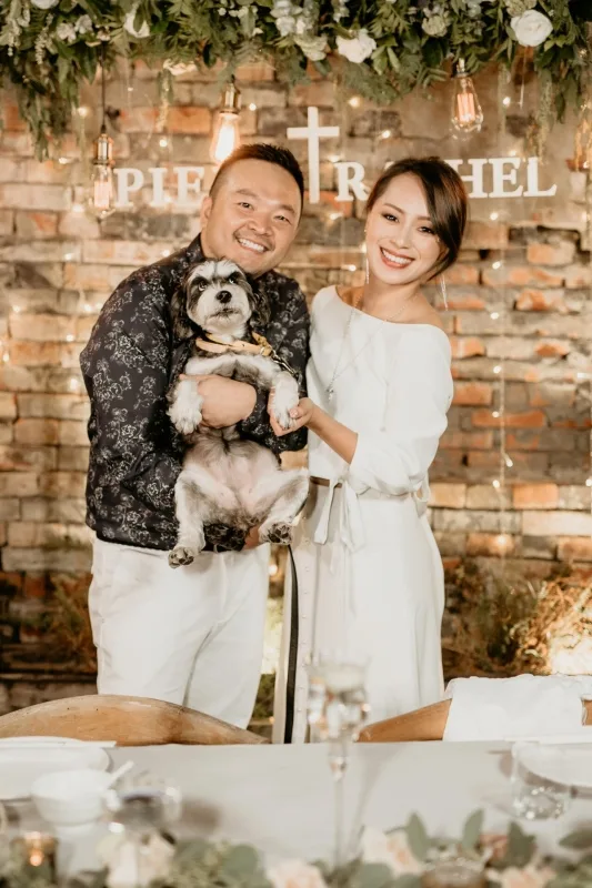 這處莊重的室內古典大廳內,長型宴會桌擺設著高雅的純白花卉與搖曳燭火,在溫暖的金黃色調映襯下,營造出神聖且優雅的浪漫氛圍。
