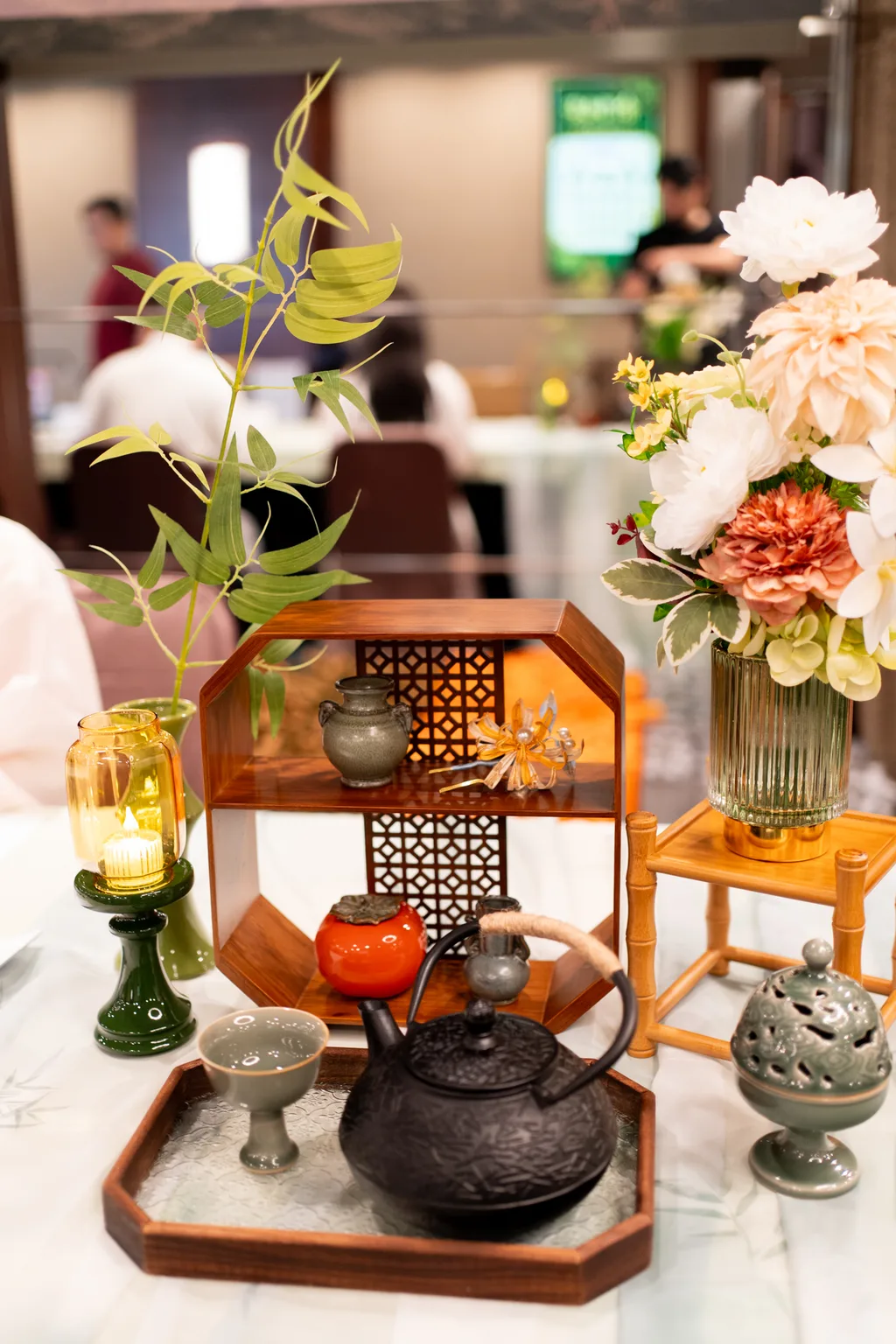 良人逐玉茶席小品——鐵壺、青瓷杯與綠釉燭台