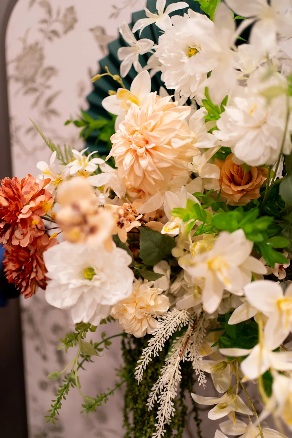 良人逐玉花藝特寫——白蘭、桔梗菊與花鳥背板
