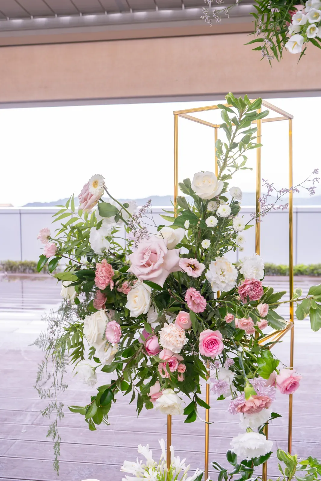 空中花園鮮花花柱近景，粉玫瑰白桔梗與垂墜綠葉