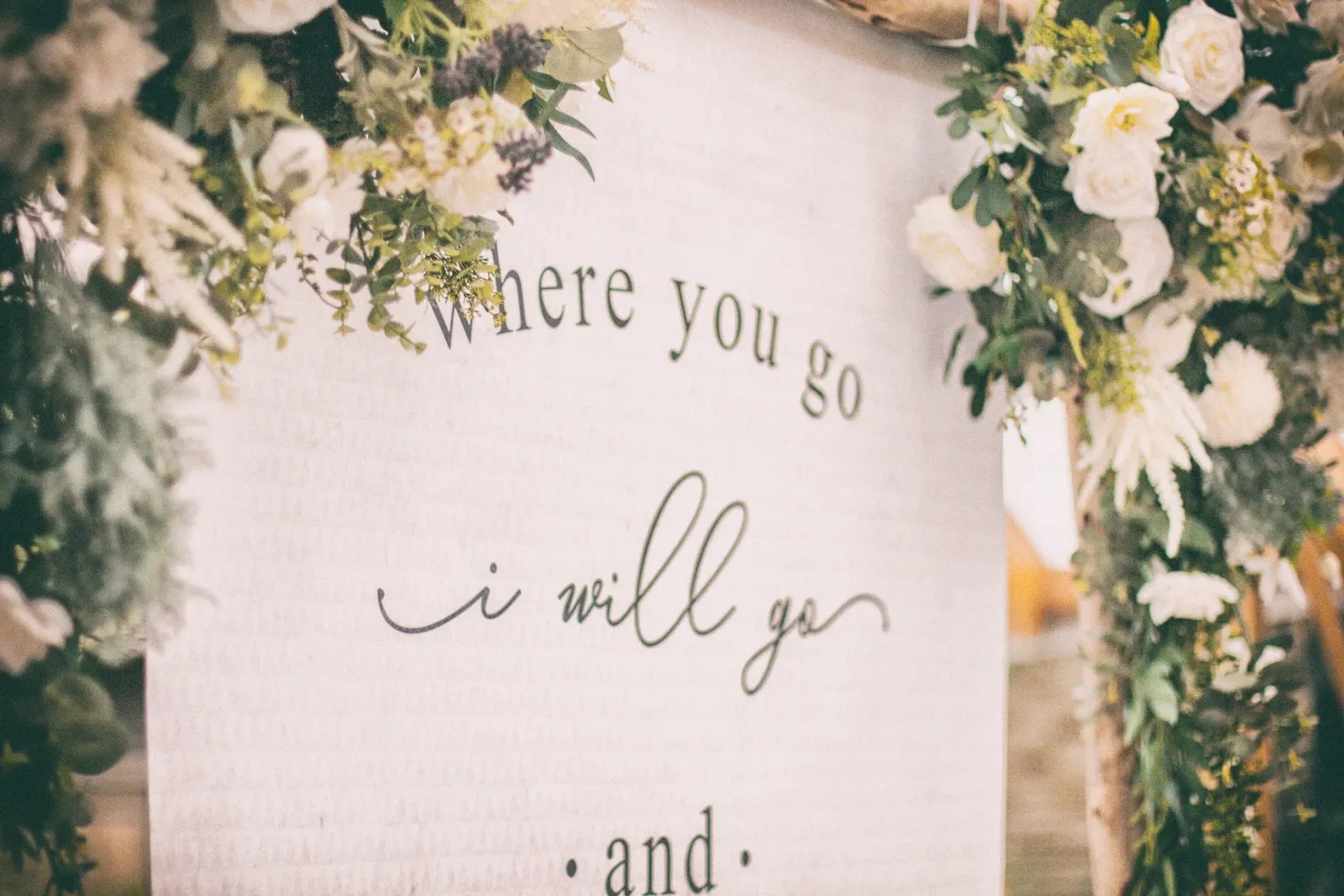 徐州路二號證婚布幔 where you go 字樣,白綠花藝近景