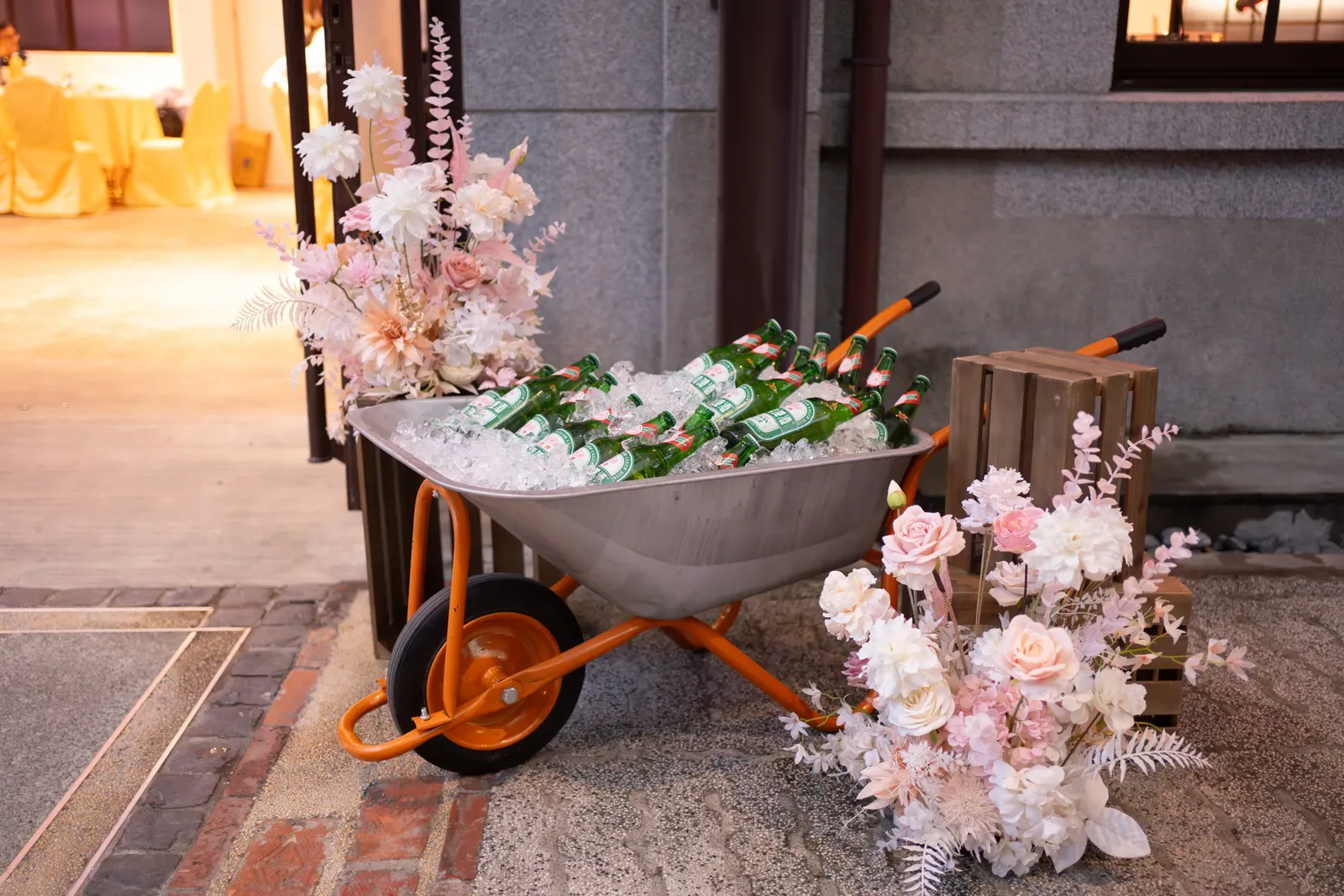 南港瓶蓋工廠工業風入口迎賓,手推車台啤與奶粉色落地花藝