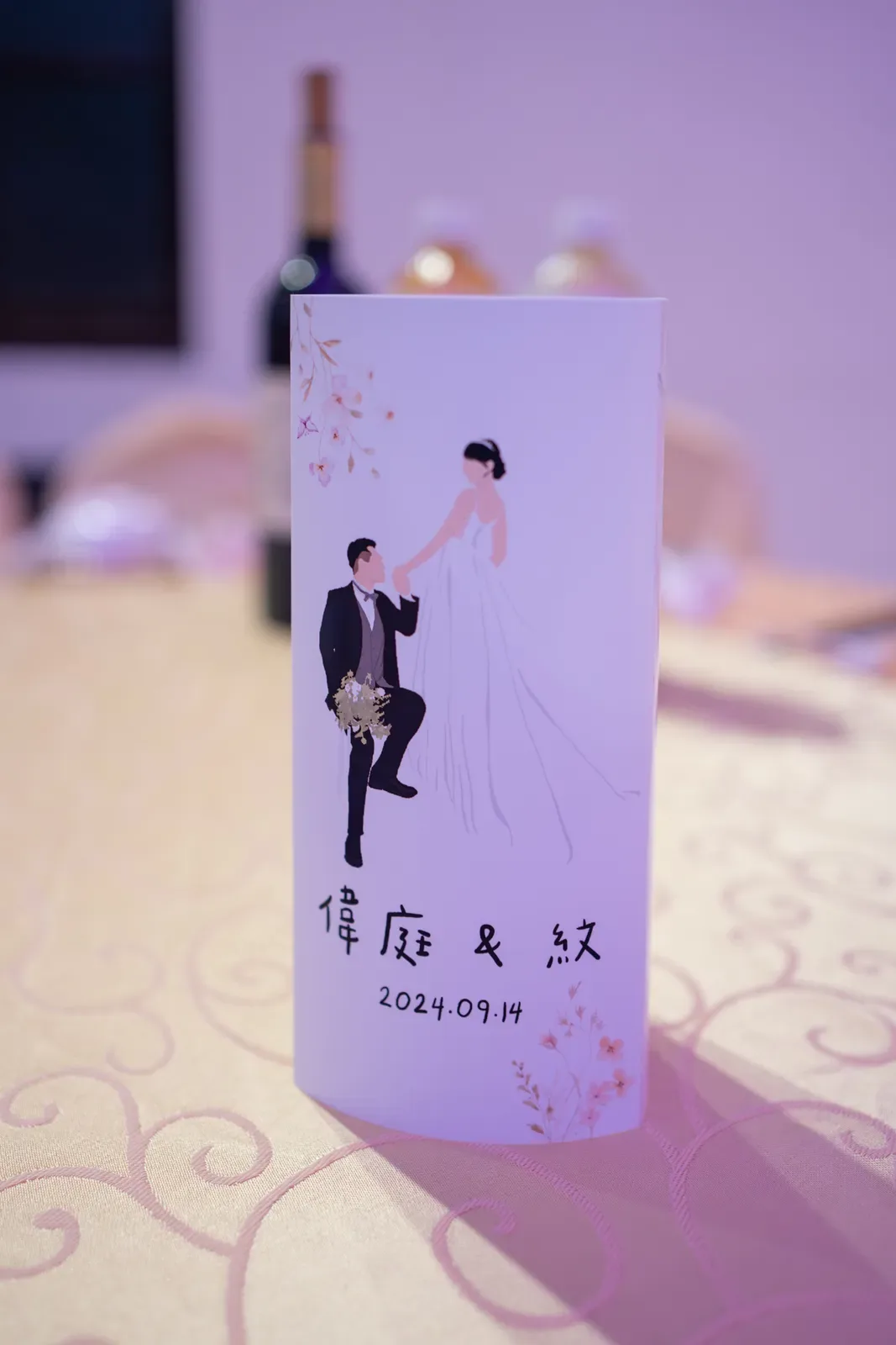 瓶蓋工廠婚宴導引桌卡,新人插畫與婚禮日期粉色設計
