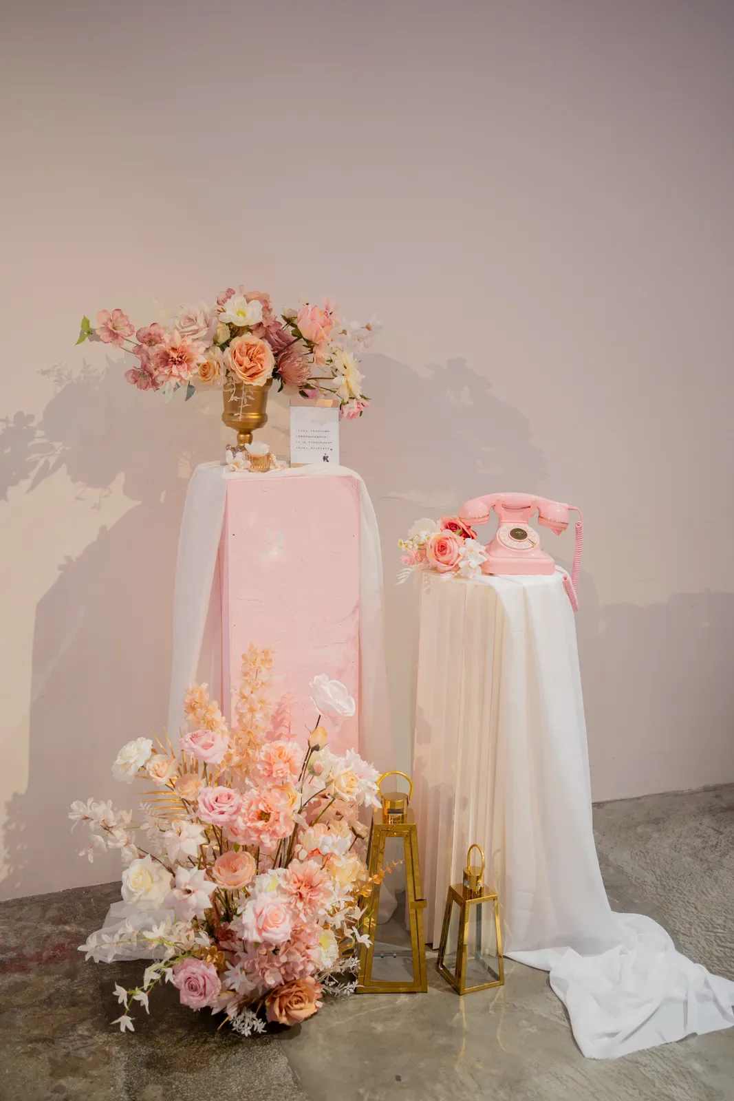瓶蓋工廠拍照背板燙金姓名,蒲葦花藝與仙女燈粉色氛圍