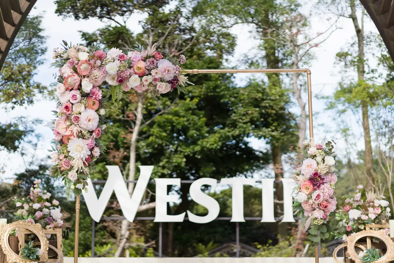 威斯汀 WESTIN 白色大字迎賓,字上綴粉色花藝與金框拱