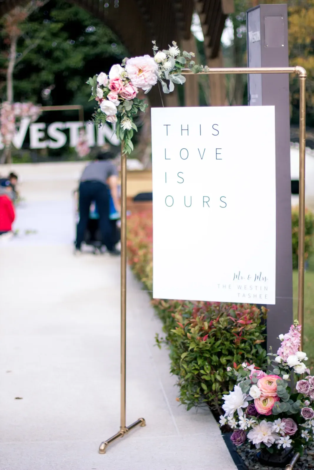 大溪威斯汀戶外證婚 THIS LOVE IS OURS 迎賓立牌,署名 The Westin Tashee