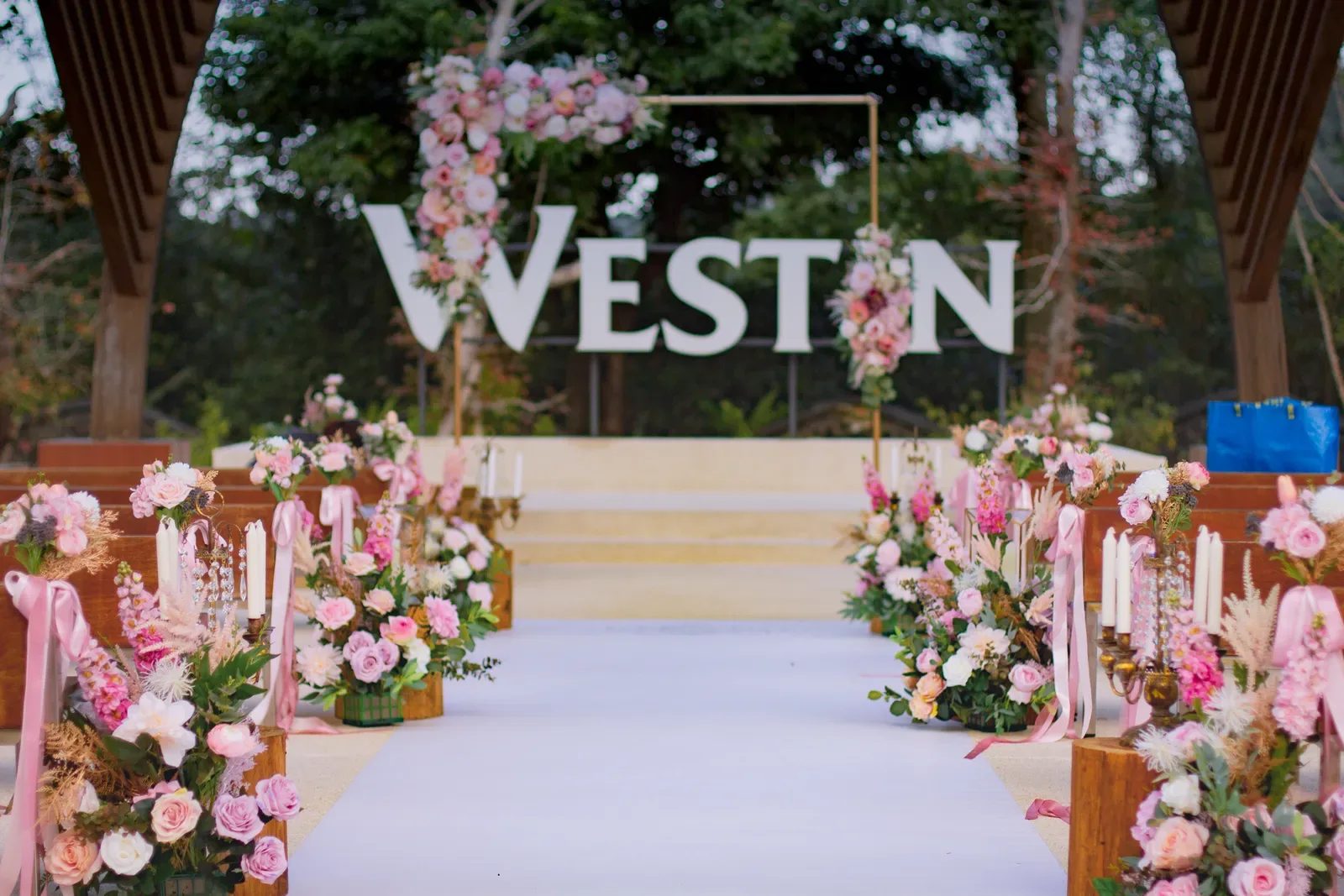 大溪威斯汀戶外證婚白毯走道正面對稱,花柱夾道與 WESTIN 白字