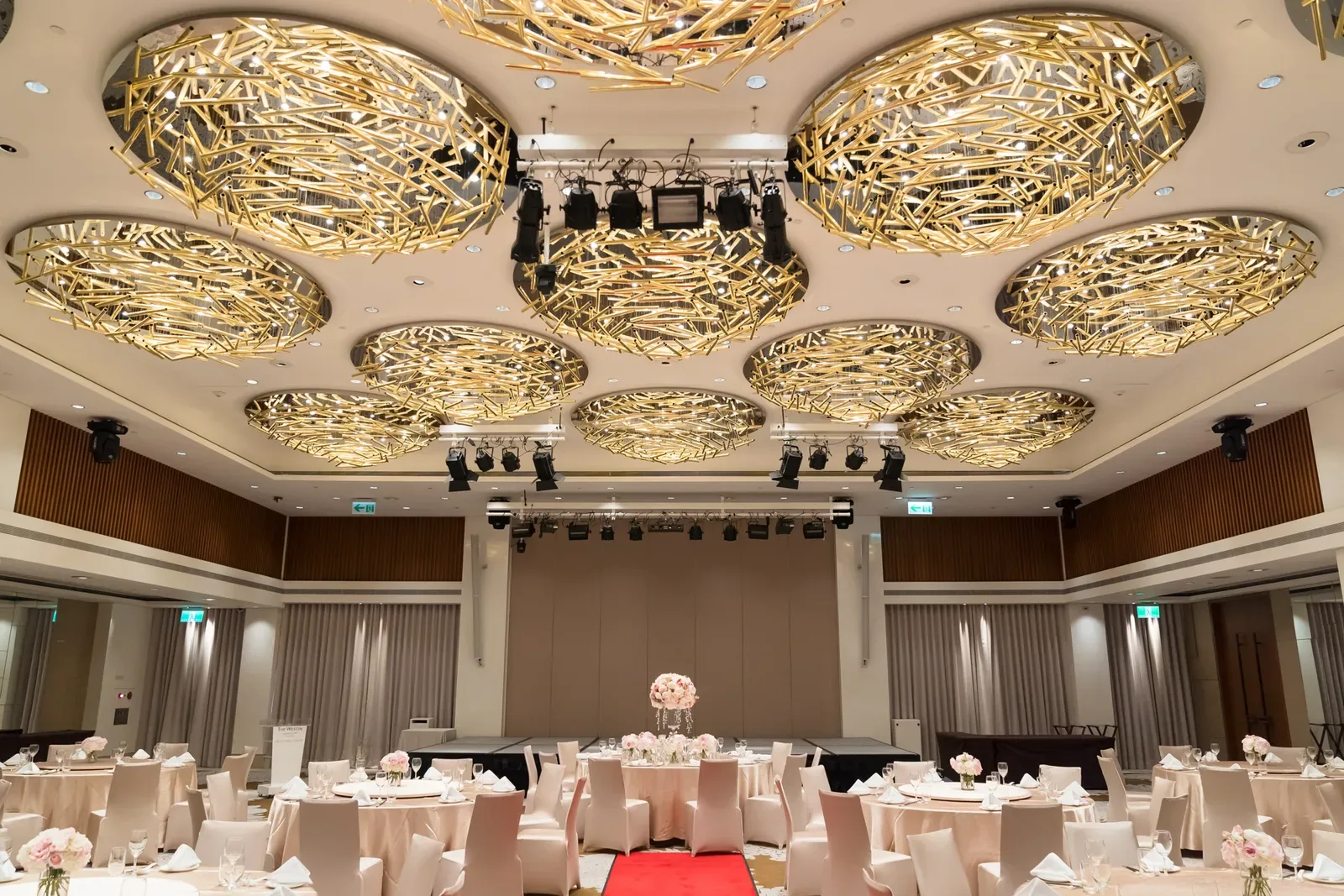大溪威斯汀宴會廳金巢天花全景,圓桌粉白花藝與暖光