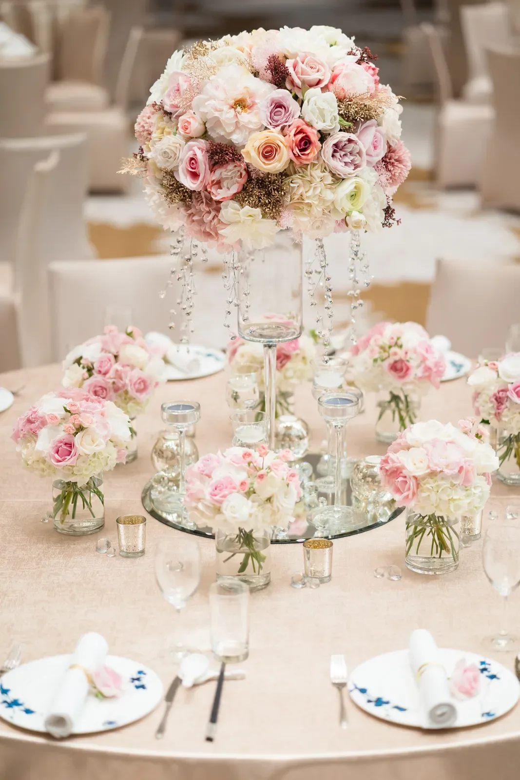 威斯汀宴會廳圓桌 tablescape,高腳粉玫瑰花器與燭光骨瓷