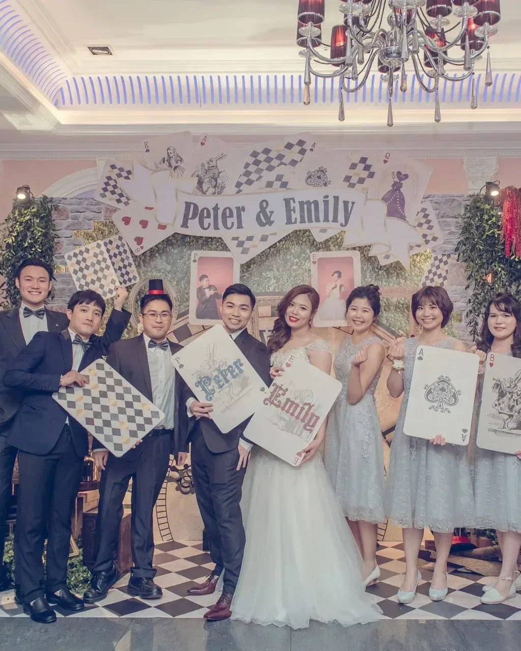 魔境愛麗絲婚禮中央八人與新人置中的重裁封面