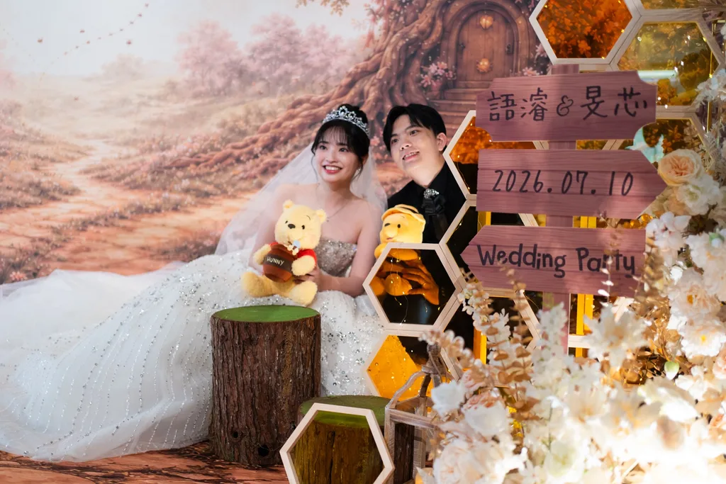 語濬與旻芯各抱一隻小熊維尼玩偶相視而笑