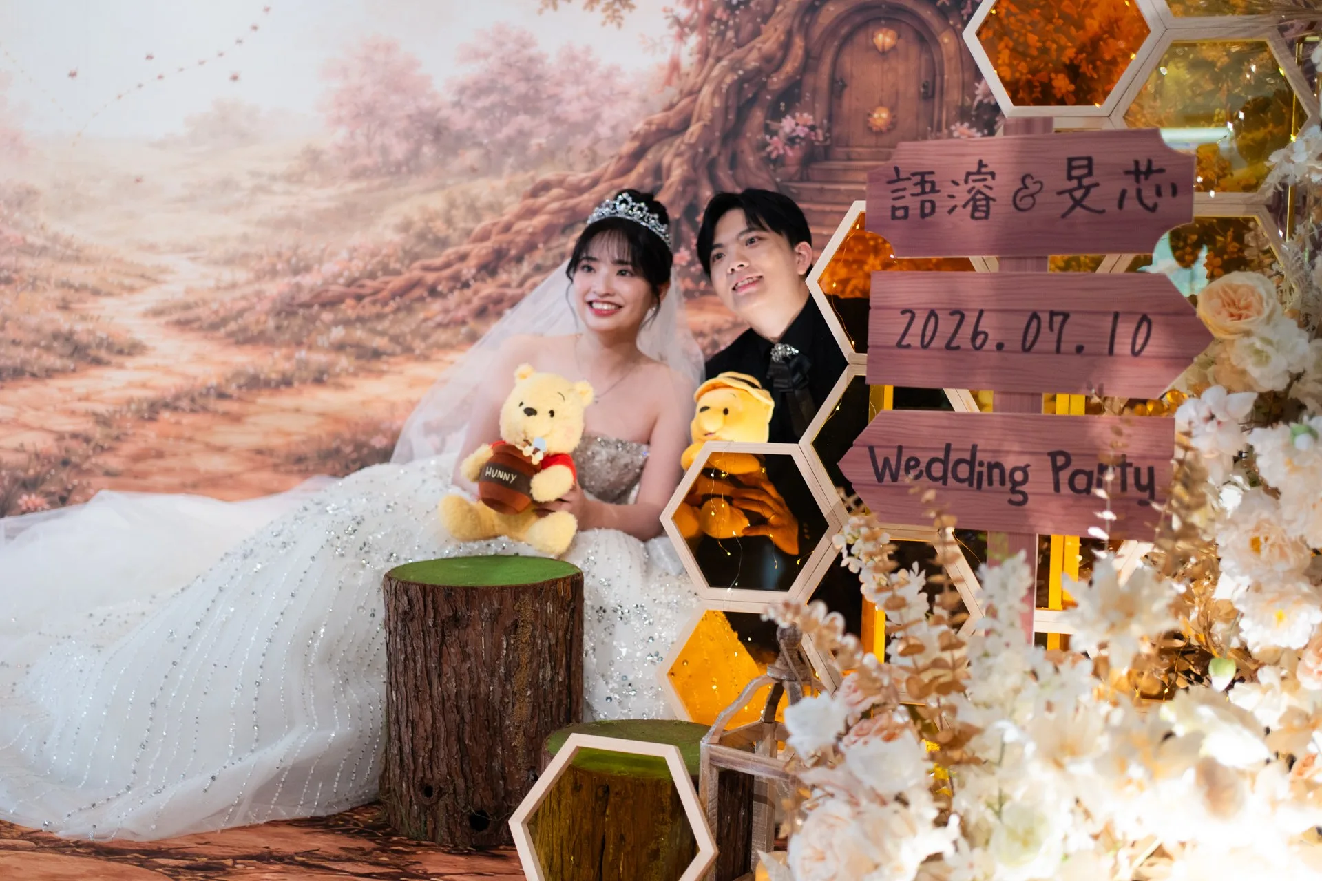 語濬與旻芯各抱一隻小熊維尼玩偶相視而笑