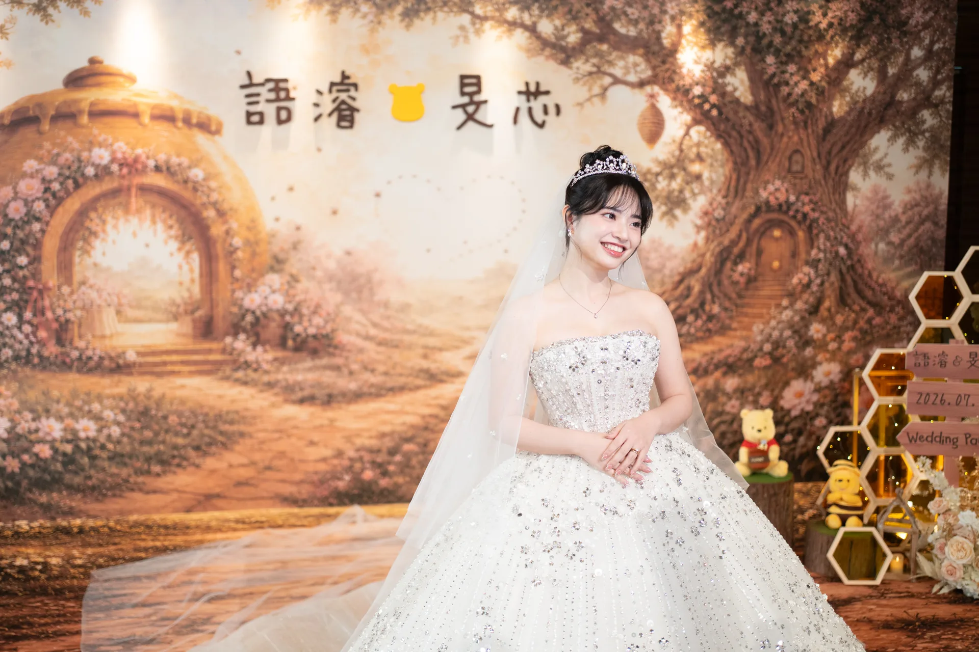 新娘在小熊維尼主背板前,蓬裙婚紗與琥珀色六角蜂巢櫃、維尼玩偶陳列