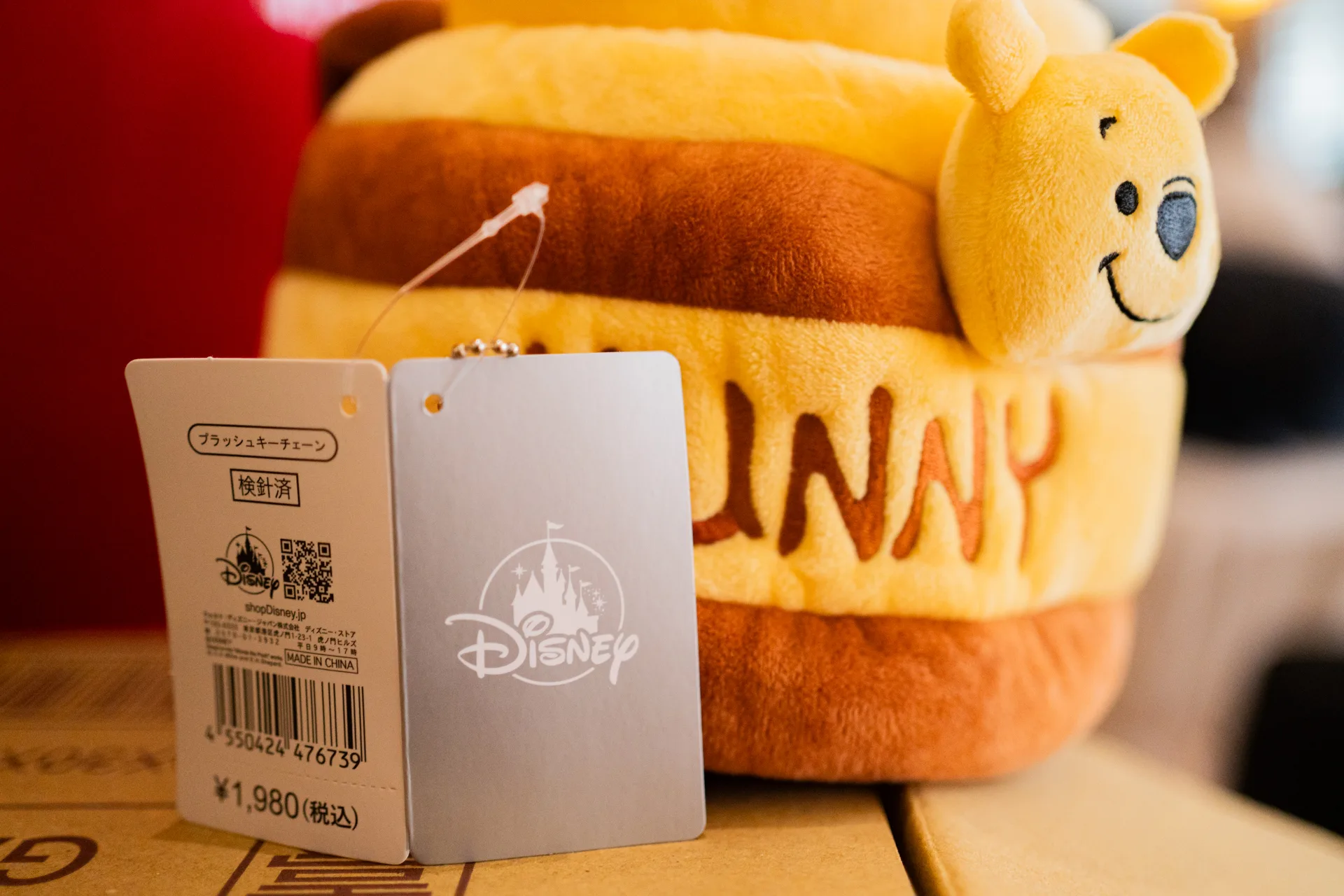 小熊維尼蜂蜜罐造型玩偶,掛著日本迪士尼商店 shopDisney 原廠吊牌與日圓價標,新人自日本帶回的私人收藏