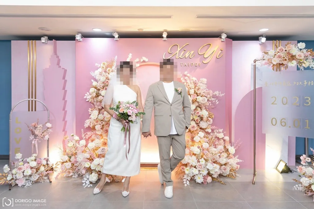 DORIGO IMAGE〈wedding541〉,信義背板前的新人合照,臉部已馬賽克,2023.06.01,dorigo-image.com
