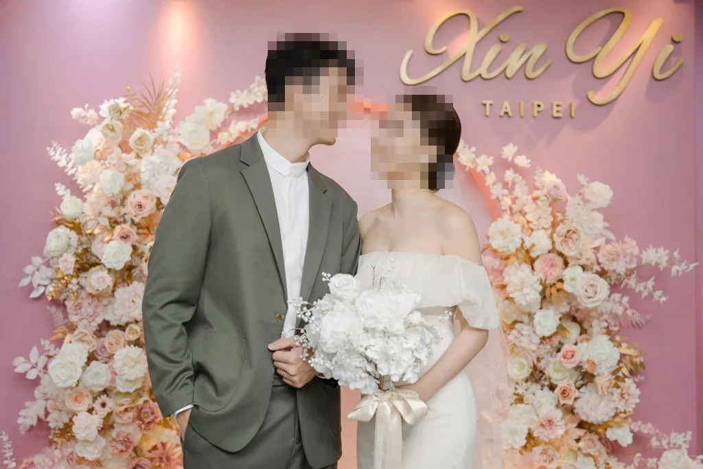 sjwedding〈登記寫真@信義戶政事務所〉,信義背板前的新人合照,臉部已馬賽克,2024.05.02,sjwedding.love