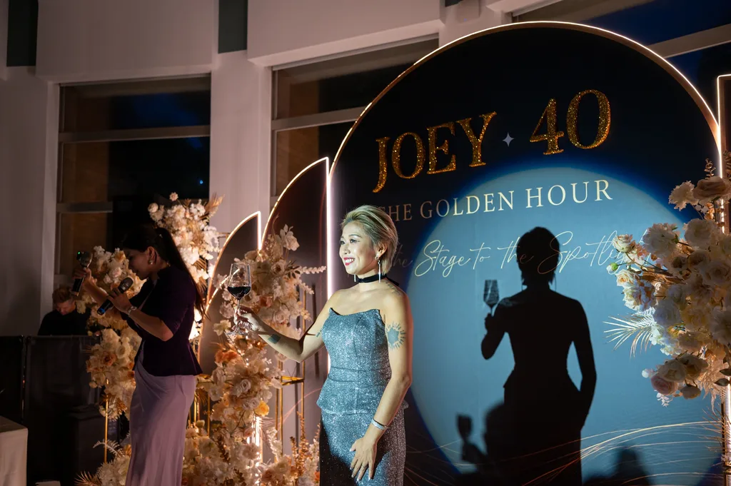 Joey 與賓客在長桌邊舉杯