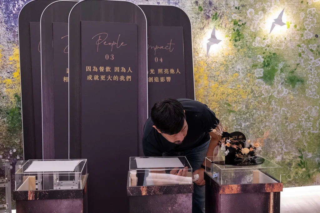 生日派對佈置進場，光的軌跡四座看台組裝中，看台與木紋立柱陸續就位