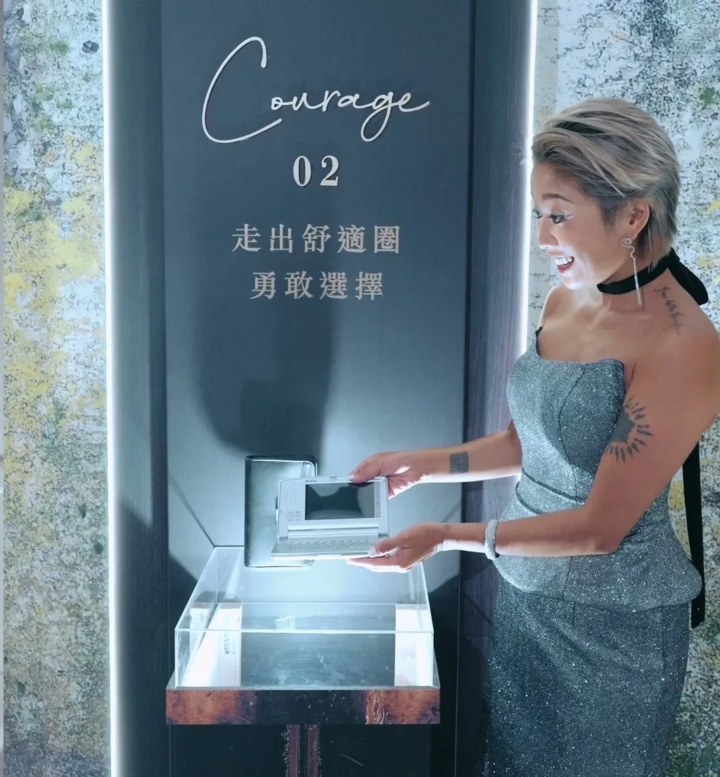 壽星在光的軌跡 02 Courage 看台旁拿起快譯通,看台上寫著「走出舒適圈 勇敢選擇」,看台邊緣走一圈 LED 燈條