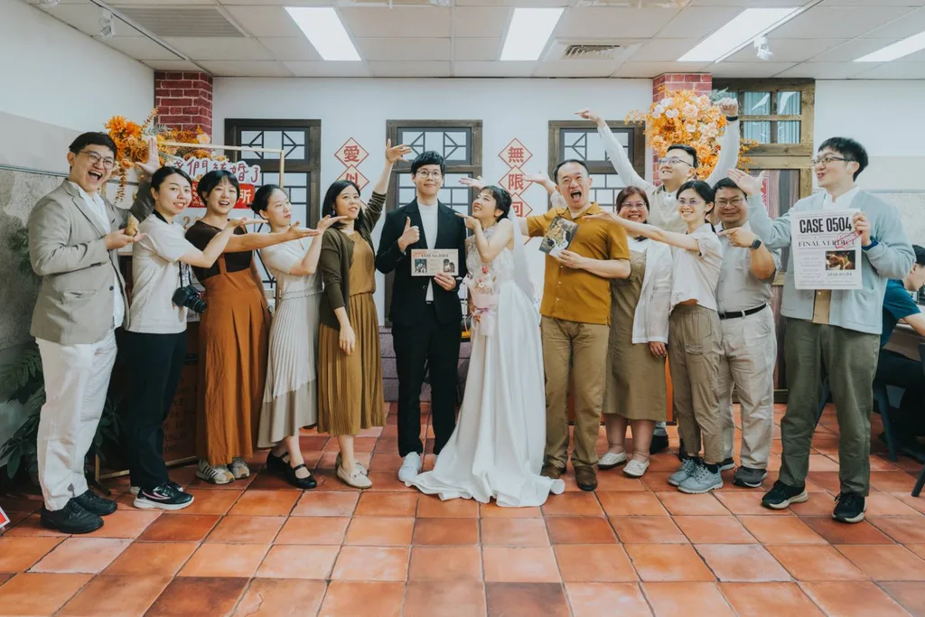 大同戶政結婚登記背板前，親友一起比向新人手中的登記卡