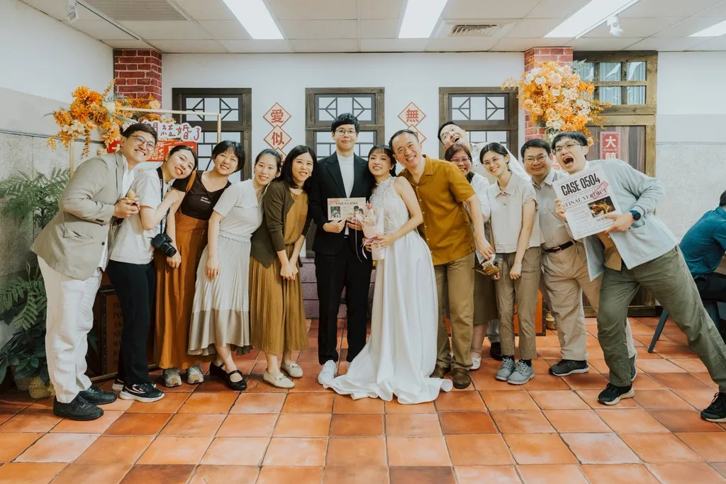 大同戶政結婚登記背板前，新人與親友合照，親友服裝橘、焦糖、米白呼應背板色調