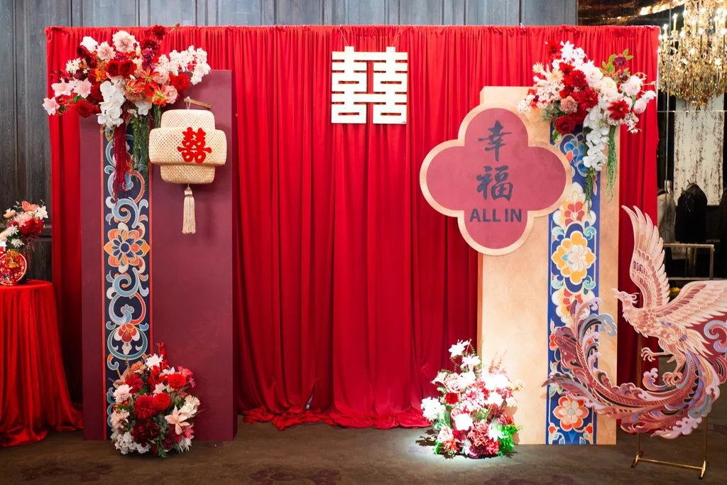 新中式-鳳來儀主題背板——紅色布幔、鳳凰彩繪立柱與巨型囍字