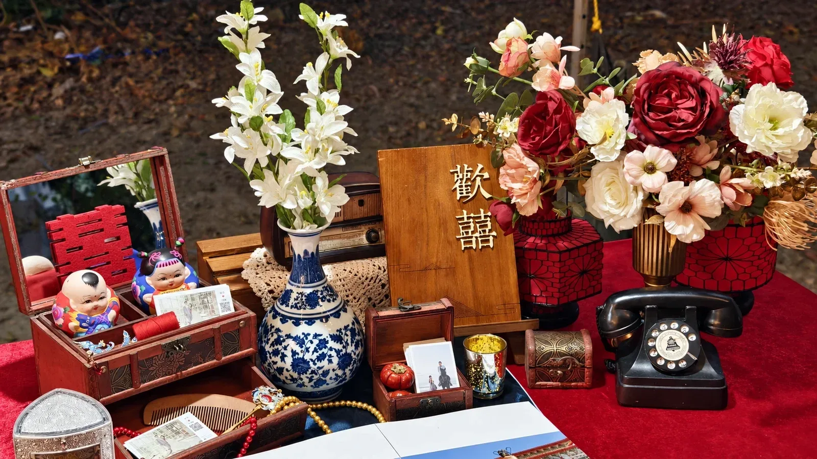 收禮桌道具,歡囍木牌、青花瓷瓶、古董收音機與黑色轉盤電話