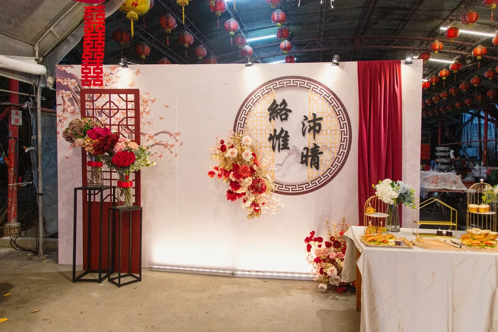 小軒窗背板正面,梅花畫、酒紅窗花格屏與兩側花藝