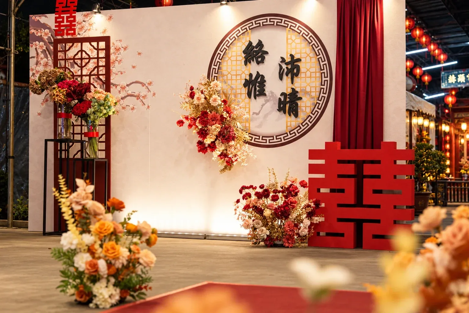 低角度看小軒窗背板,前景花藝虛化,酒紅窗花格屏與金色圓框