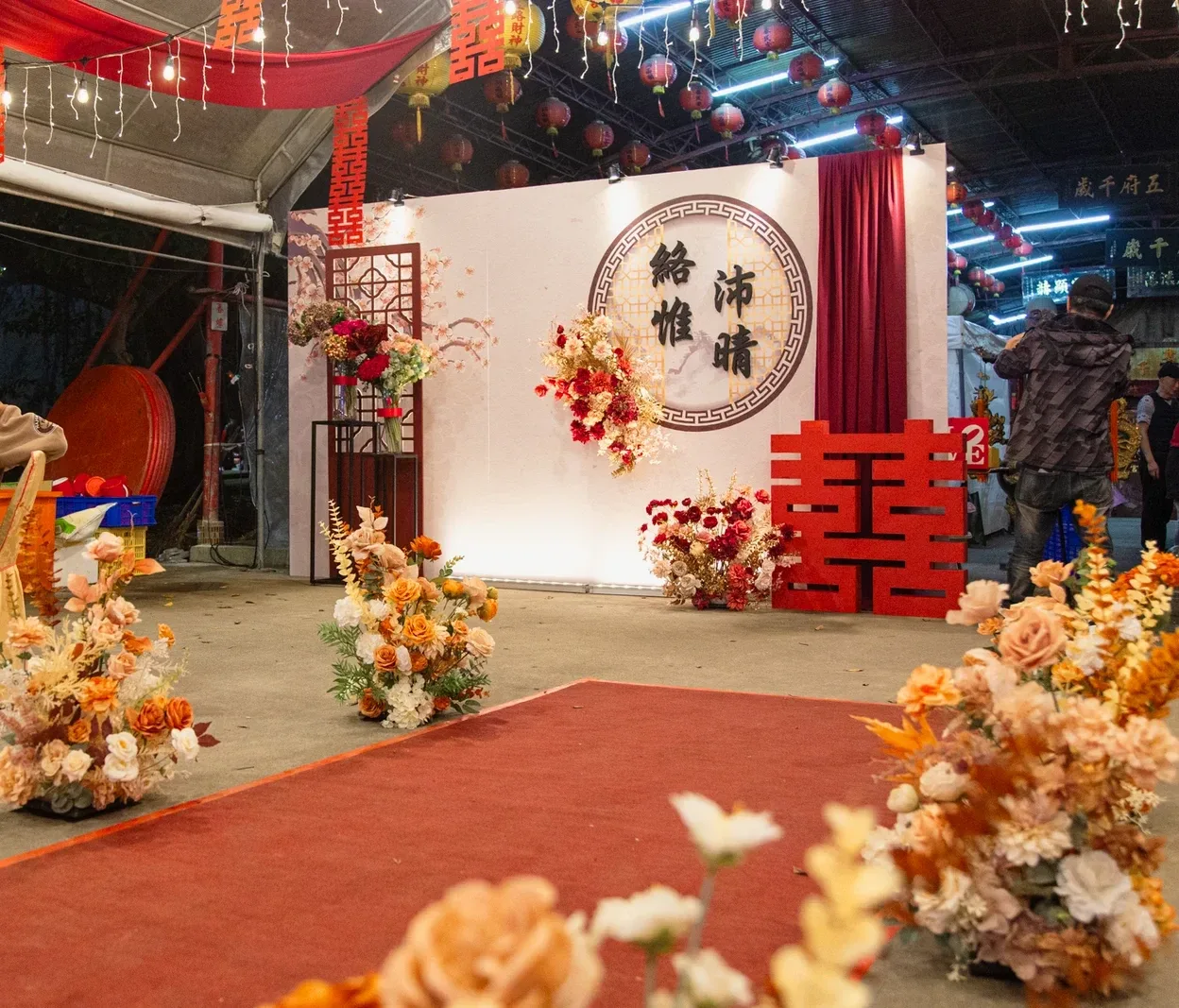 紅毯旁的地面花藝,遠處是小軒窗背板與帳棚燈串