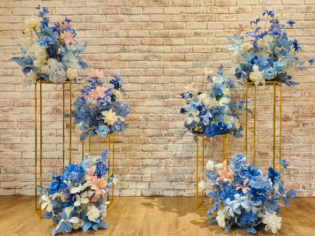 藍色高低花台組 金色高低花架與藍白色仿真花 1