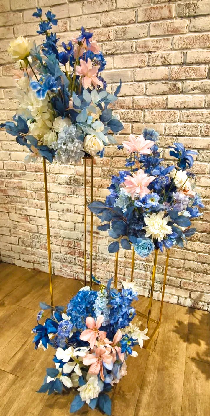 藍色高低花台組 金色高低花架與藍白色仿真花 2