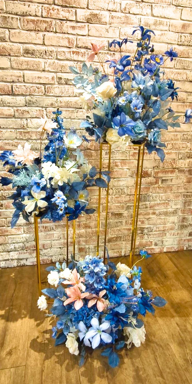 藍色高低花台組 金色高低花架與藍白色仿真花 3
