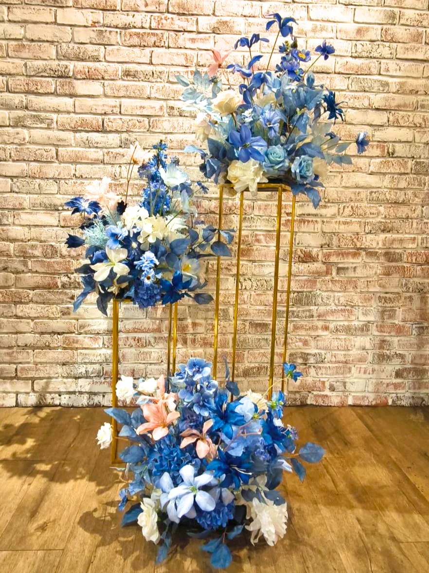 藍色高低花台組 金色高低花架與藍白色仿真花 4