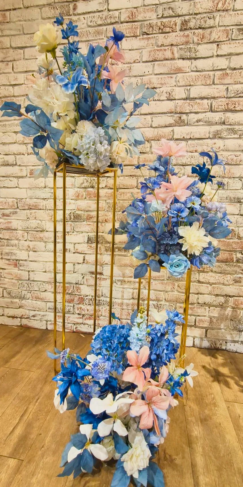 藍色高低花台組 金色高低花架與藍白色仿真花 5