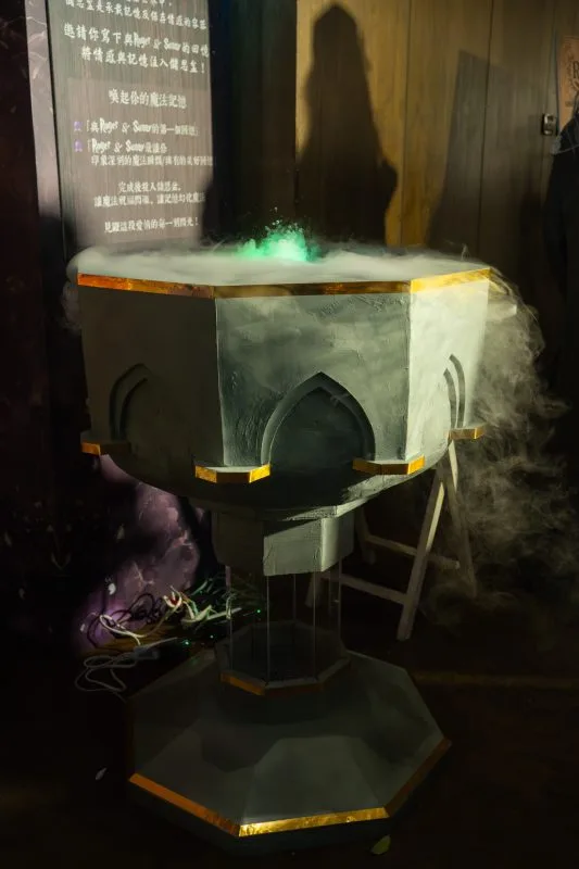 幽暗背景，綠光白煙繚繞的六角祭壇，為愛情與記憶的神秘儀式。