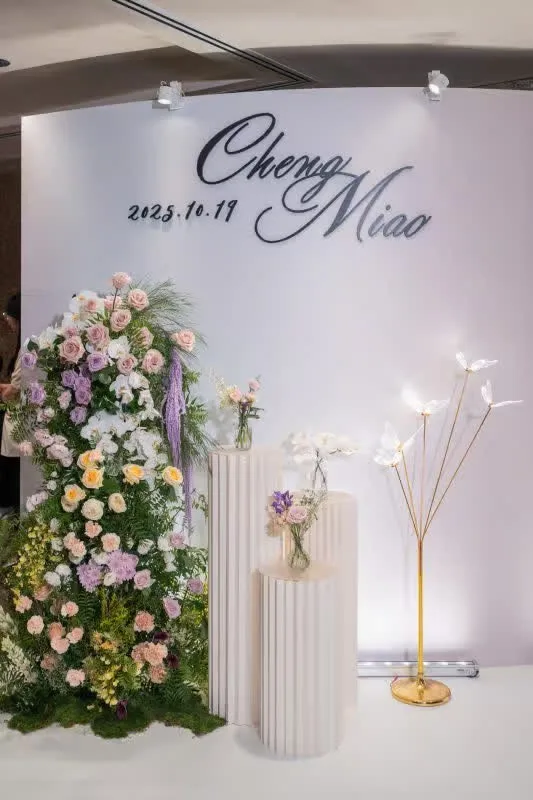 粉白花藝浪漫婚禮,牆上「Cheng Miao」姓名與日期。