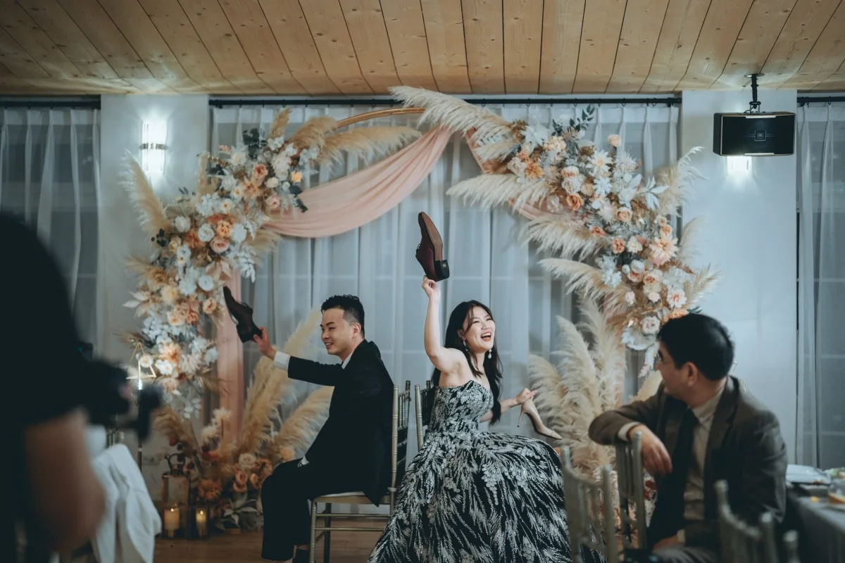 新人婚禮上歡樂玩遊戲，米白與蜜桃色的花拱門溫馨浪漫。