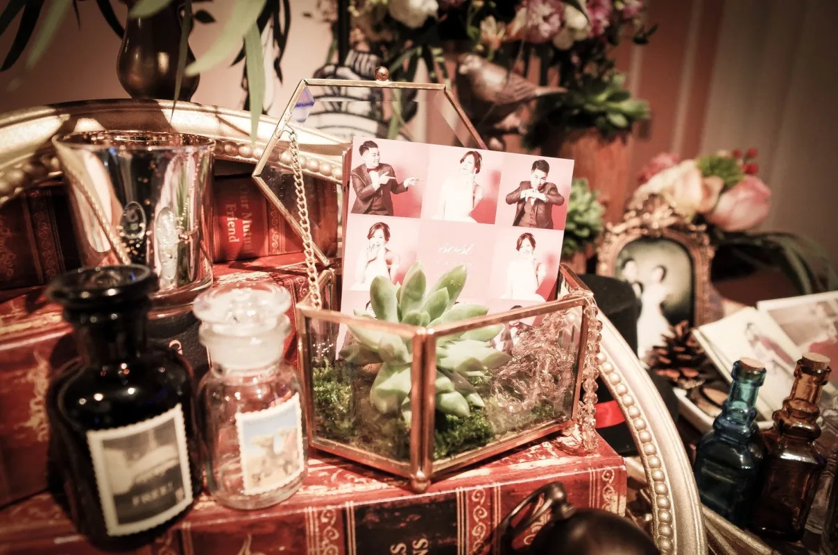 這處戶外草坪婚禮場地以圓形木質花藝拱門為中心,點綴著粉白色調的清新花卉,搭配簡約白色座椅與翠綠自然景色,營造出既浪漫又典雅的溫馨氛圍。