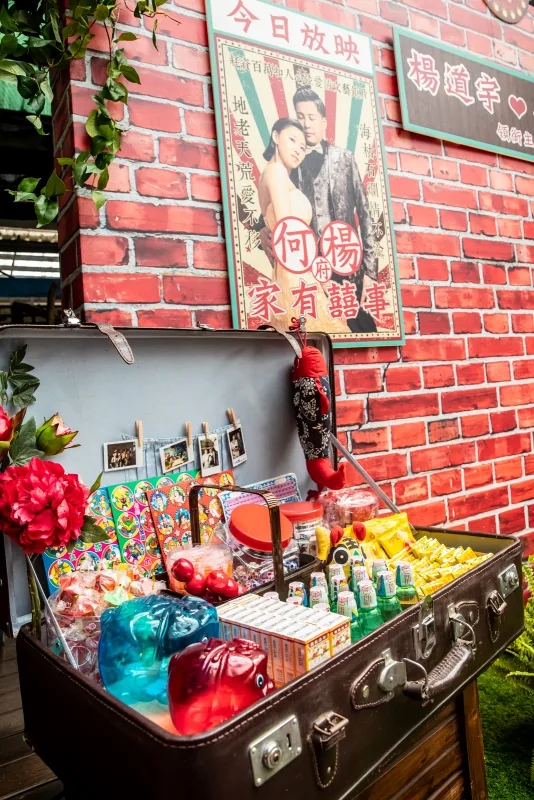 這處婚宴場地以粉色大理石紋桌巾搭配粉白系玫瑰花藝,結合金邊餐具與晶瑩杯盞,在柔美色調中營造出優雅浪漫且充滿奢華質感的慶典氛圍。