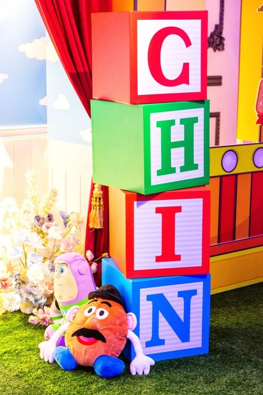色彩鮮豔的「CHIN」積木與玩具總動員玩偶，搭配浪漫白色花飾，呈現童趣婚禮場景。