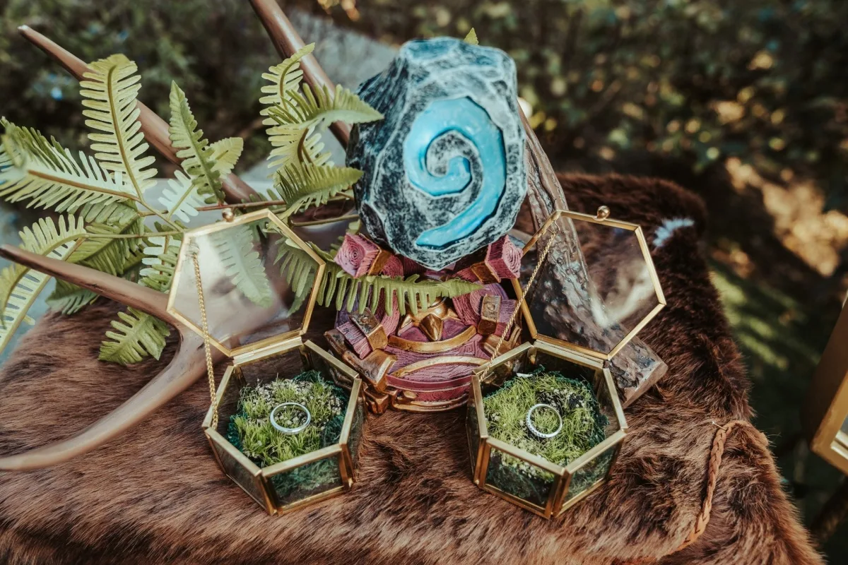 兩只六角苔蘚戒指盒放婚戒,搭配藍色螺旋石與鹿角,溫馨質樸的自然婚禮。