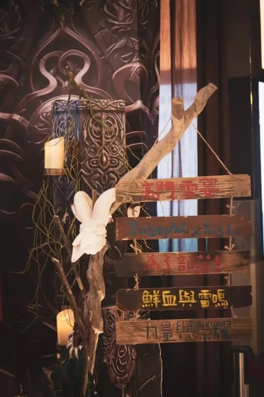 哥德風婚禮裝飾，木牌指引、骨雕燭光，深色調奇幻感。