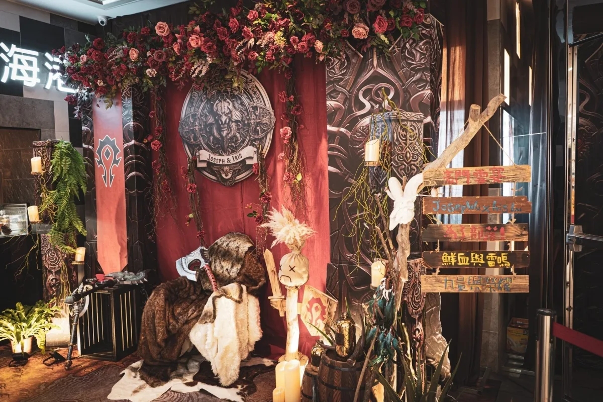 魔獸主題婚禮佈景，紅玫瑰與燭光，新人姓名牌，奇幻又浪漫。