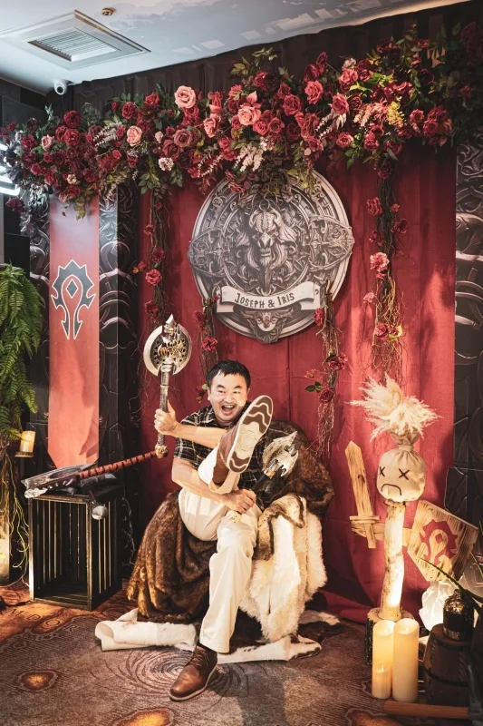 紅色玫瑰婚禮佈景，Joseph與Iris遊戲主題，男子持斧頭歡樂留影。