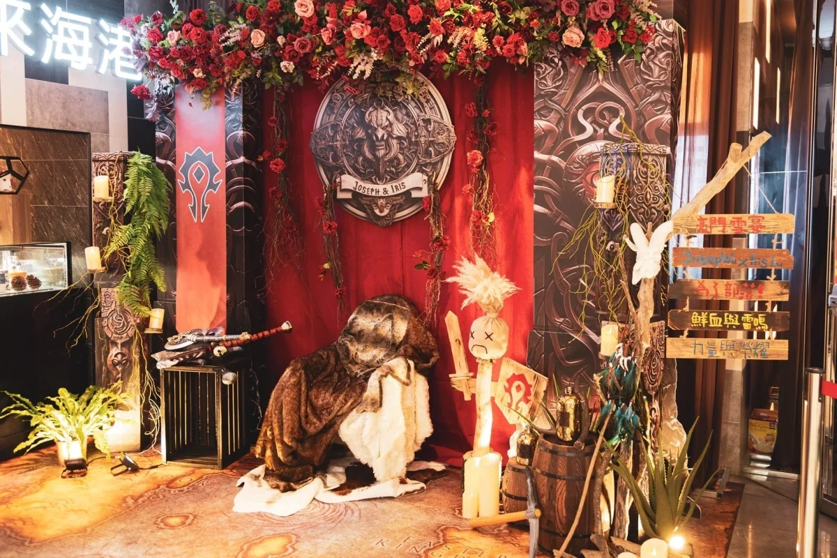 深紅玫瑰、魔獸主題裝飾與個性盾牌，營造戲劇性婚禮場景，充滿溫馨與奇幻氛圍。