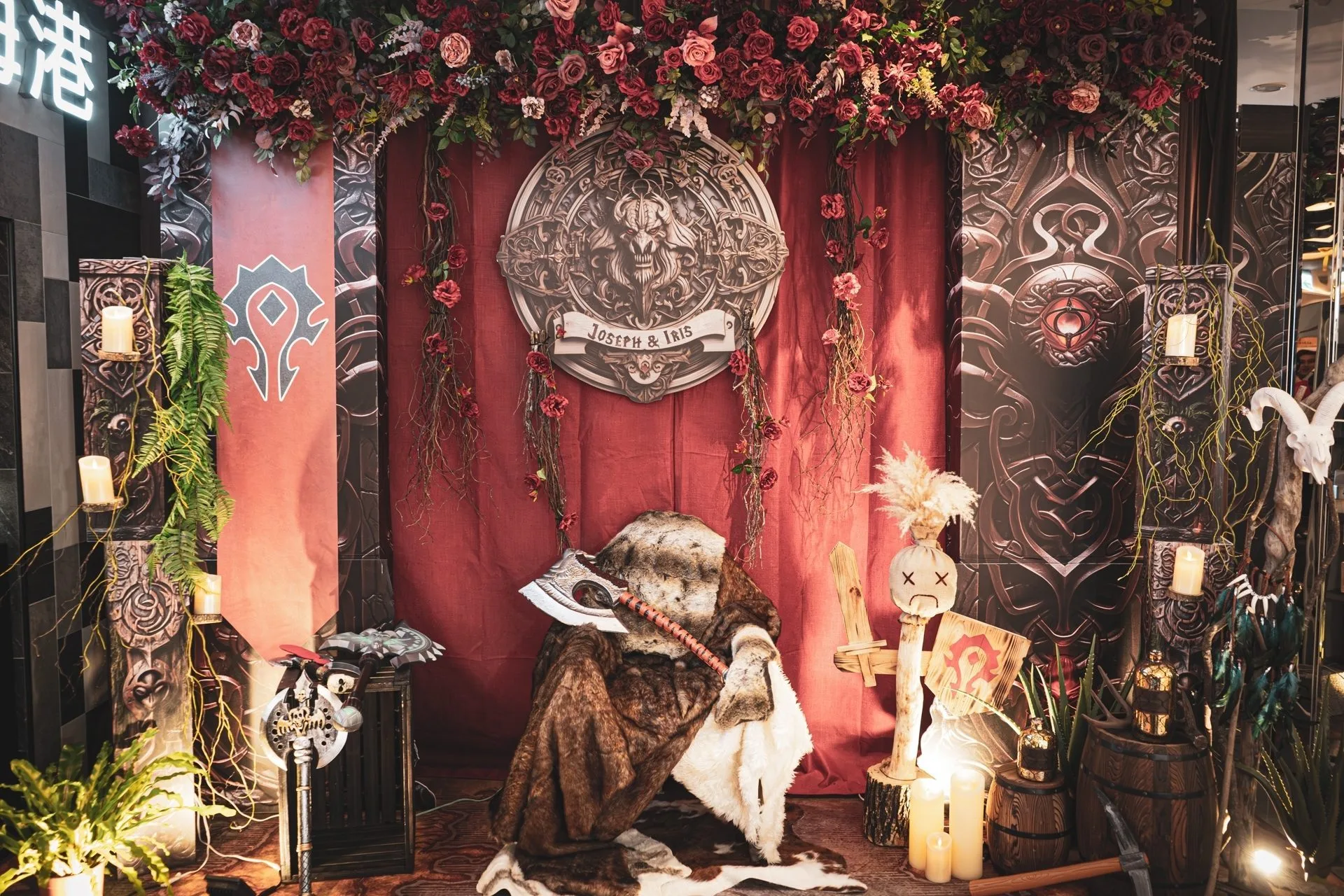 黑暗奇幻婚禮佈景，紅玫瑰與獸人標誌，燭光下刻有Joseph & Iris。
