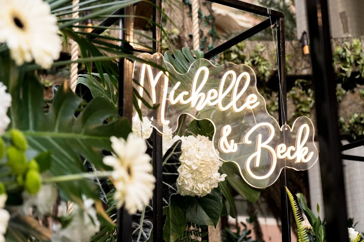 Michelle & Beck 霓虹牌，綠葉白花襯托，浪漫婚禮佈置。