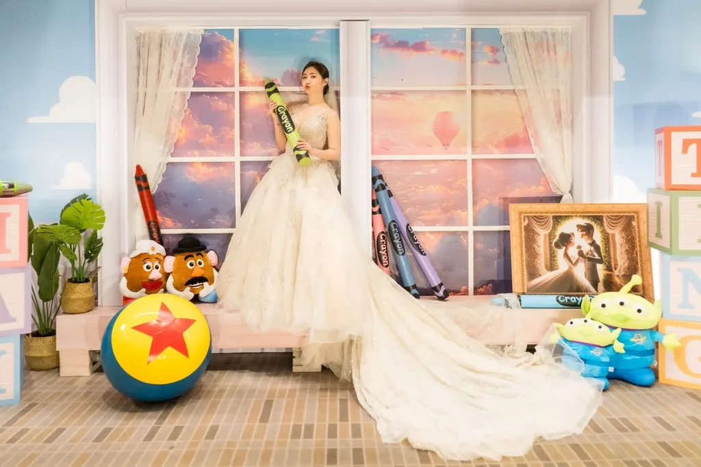 婚禮場景中，新娘身穿優雅婚紗，周圍環繞著繽紛可愛的玩具佈置，色調溫馨夢幻。