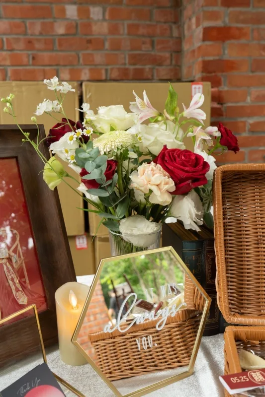 紅白色系花束、燭光、刻有「IT WAS always YOU.」的六角鏡，點綴婚禮浪漫氛圍。